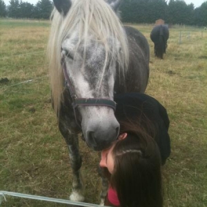 Lunnie and Skye kissing ;-)